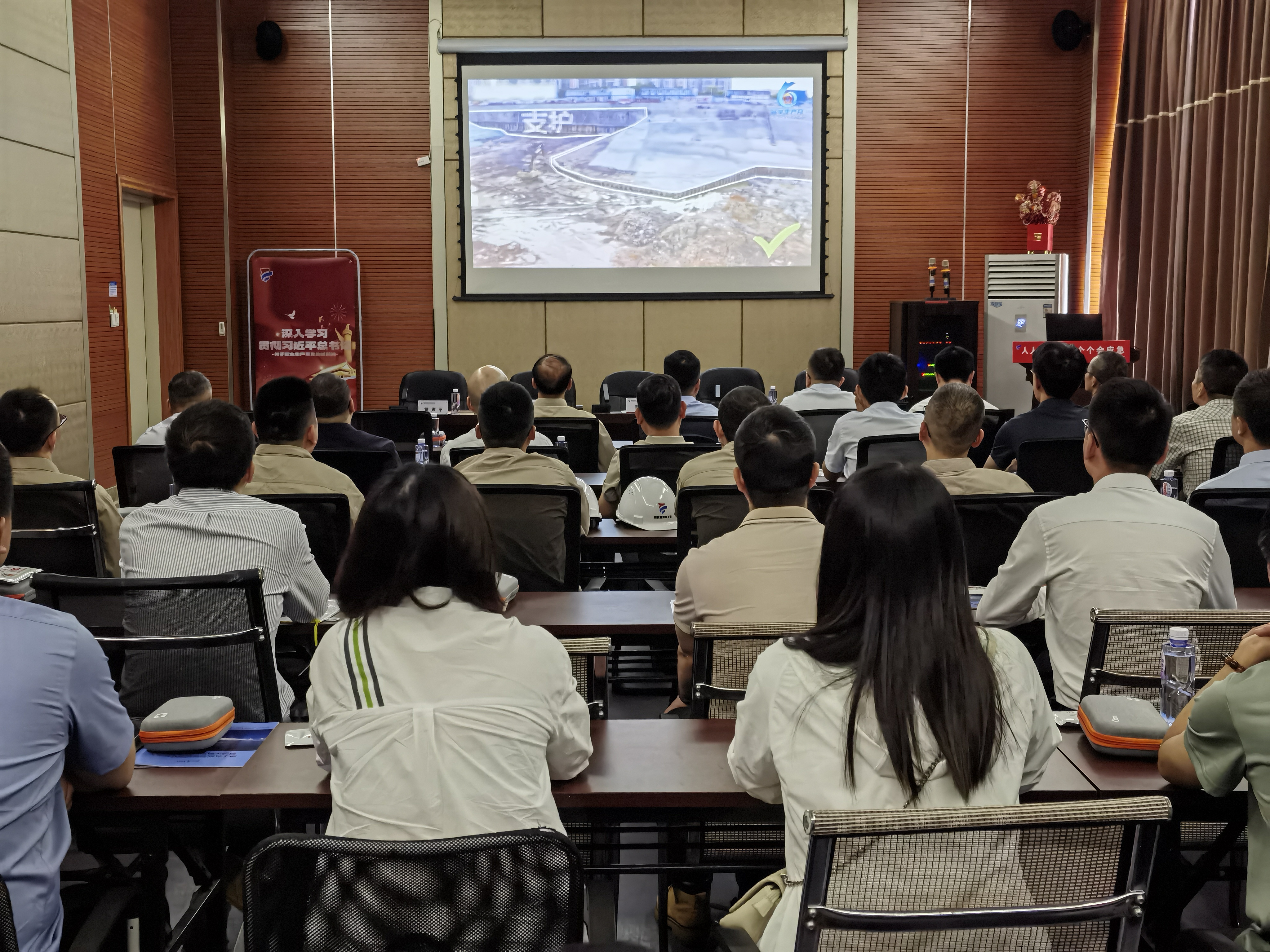 成人片
启动2025年“安全生产月”活动  筑牢安全防线，护航绿色发展